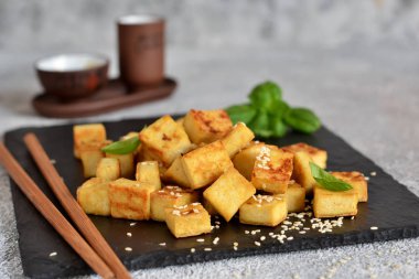 Tahtada soya soslu kızarmış tofu.. 