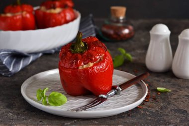 Et ve pilav ile doldurulmuş biber. 