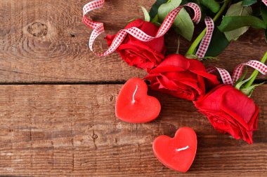 Ahşap arka planda kırmızı güller. Güzel kırmızı güller