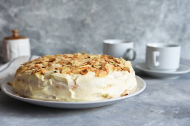 Tereyağlı vanilyalı pasta, muz ve badem..