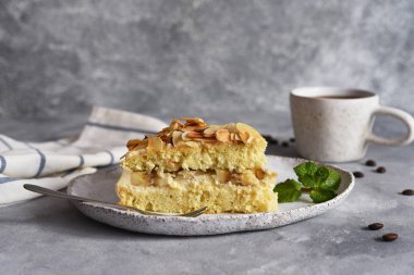 Tereyağlı vanilyalı pasta, muz ve badem..