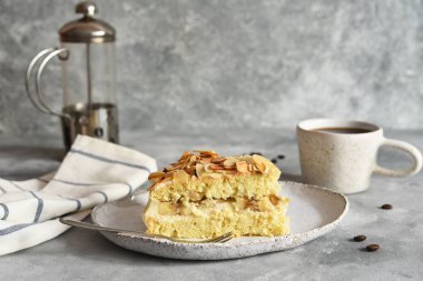 Tereyağlı vanilyalı pasta, muz ve badem..