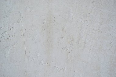 Tavansız, aydınlık bir duvar. Grunge gri duvarı. Arkaplan t