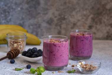 Muz, yabanmersini ve granola karışımı. Detox menüsü.