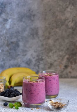 Muz, yabanmersini ve granola karışımı. Detox menüsü.