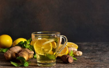 Zencefilli, naneli ve limonlu sıcak çay 