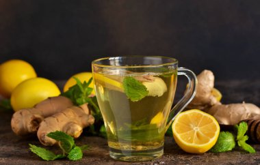 Zencefilli, naneli ve limonlu sıcak çay 