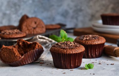 Çikolatalı kek ve naneli yosun sosu. 