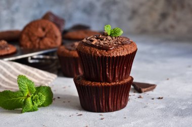 Çikolatalı kek ve naneli yosun sosu. 