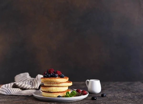 Belas panquecas com bagas e molho — Fotografia de Stock