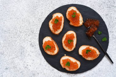 Kırmızı havyarlı kızarmış ekmek. Havyar ve tereyağlı sandviç. 