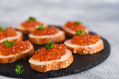 Kırmızı havyarlı kızarmış ekmek. Havyar ve tereyağlı sandviç. 