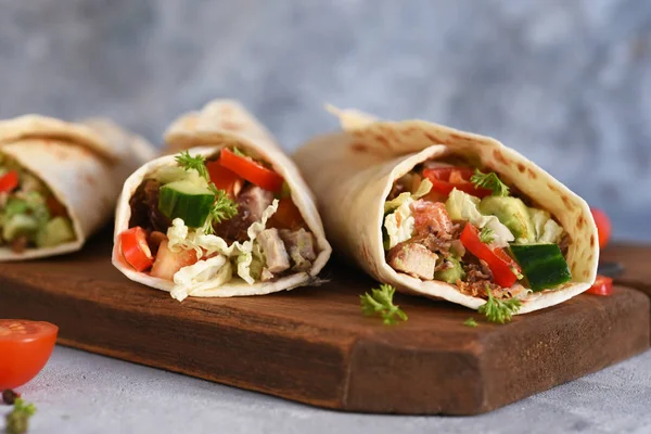 Burrito - plato mexicano con tortilla de maíz, jasse, verduras y — Foto de Stock