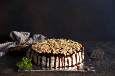 Vanilya kremalı ve çikolata soslu kek.