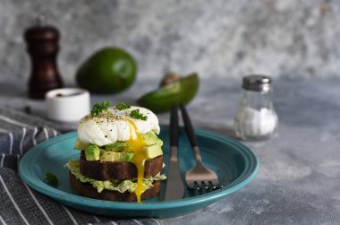 Kahvaltıda kızarmış ekmek, salata, avokado ve haşlanmış yumurta..