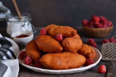 Beton bir arka planda böğürtlenli yağlı börekler.