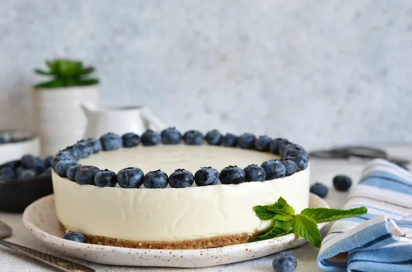 Klassischer Blaubeer-Käsekuchen auf dem Küchentisch. — Stockfoto