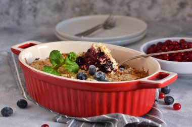 Böğürtlen ve fındık ile beton bir arka planda parçalanır.