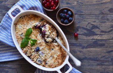 Ahşap bir arka planda böğürtlen ve fındık ezmek.