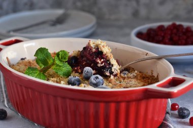 Böğürtlen ve fındık ile beton bir arka planda parçalanır.