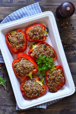 Biber dolgulu et ve kuskus. Öğle yemeği için lezzetli yemek.
