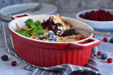 Böğürtlen ve fındık ile beton bir arka planda parçalanır.