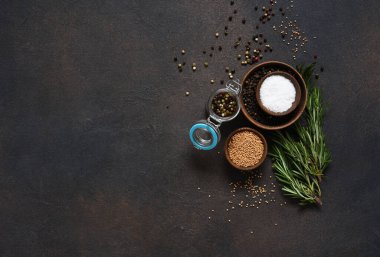 Taş bir masada çeşitli baharatlar ve otlar. Üst görünüm 