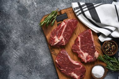 Tahtada baltayla çiğ biftek bifteği.