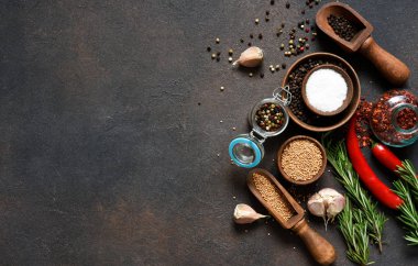 Taş bir masada çeşitli baharatlar ve otlar. Üst görünüm 