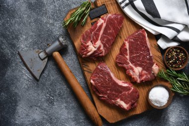 Tahtada baltayla çiğ biftek bifteği.