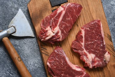 Tahtada baltayla çiğ biftek bifteği.