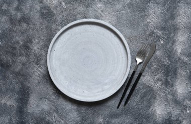 Boş tabak ve havluyla mutfak masası. Yemek pişirme 