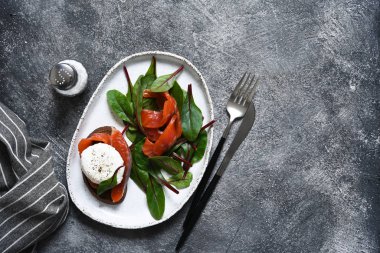 Klasik kahvaltı - haşlanmış yumurta, ekmek ve somon 