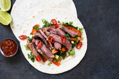 Klasik Meksika yemeği - sebzeli mısır tortilla 