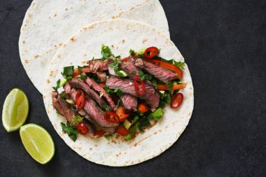 Klasik Meksika yemeği - sebzeli mısır tortilla 