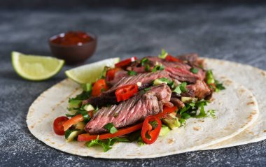 Klasik Meksika yemeği - sebzeli mısır tortilla 