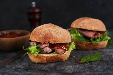 Sığır eti, salata ve soslu çörek. Hamburger..