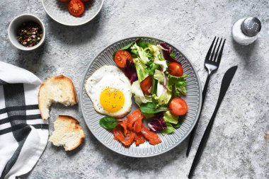 Klasik kahvaltı. Salata ve somonlu sahanda yumurta. 