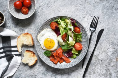 Klasik kahvaltı. Salata ve somonlu sahanda yumurta. 