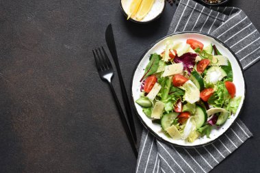 Domatesli yeşil salata ve kızarmış ekmek. 