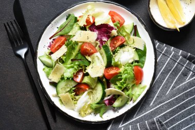 Domatesli yeşil salata ve kızarmış ekmek. 
