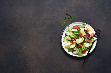 Domatesli yeşil salata ve kızarmış ekmek. 