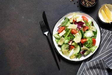 Domatesli yeşil salata ve kızarmış ekmek. 