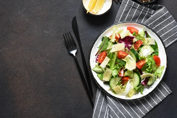 Salada verde com tomates e pão frito — Fotografia de Stock