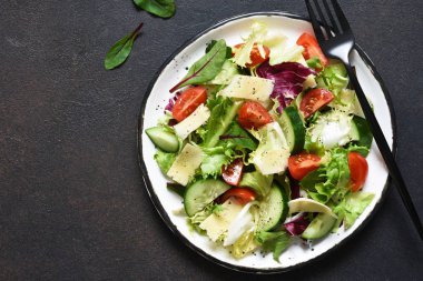 Domatesli yeşil salata ve kızarmış ekmek.