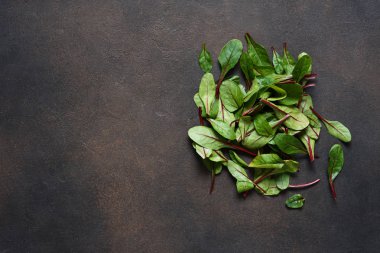 Metin için yeri olan koyu beton bir arkaplana yapış.