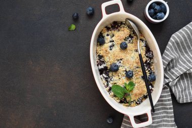 Böğürtlen, fındık ve yulaf ezmesi ile beton bir arka planda parçalanır.