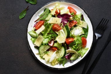 Domatesli yeşil salata ve kızarmış ekmek. 