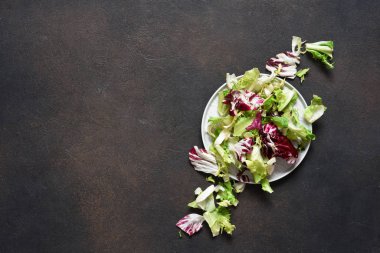Beton bir arka planda salata ve lahana karışımı..