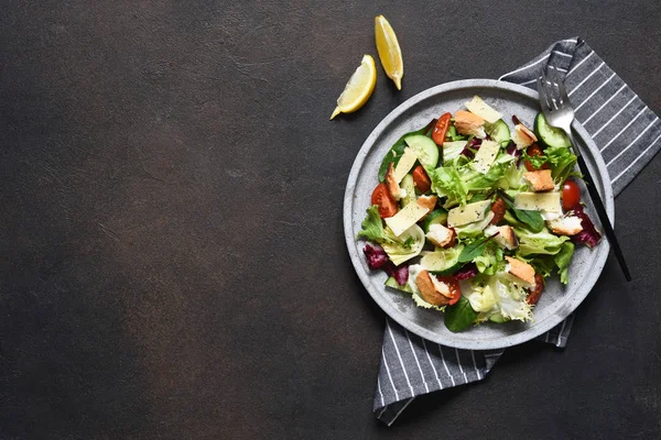 Caesar - salada com queijo, biscoitos finos e molho. Salada verde — Fotografia de Stock